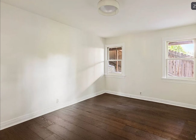 Photo - 832 Robinson St