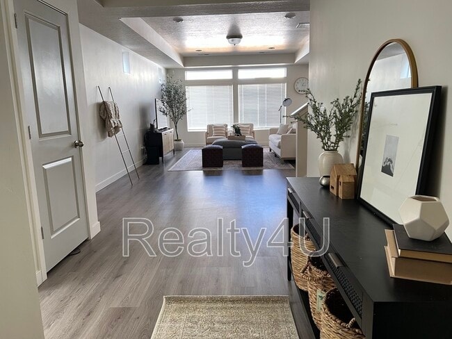 Photo - 138 E Crown Point Dr