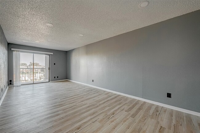 Photo - 2830 S Bartell Dr Unidad 311