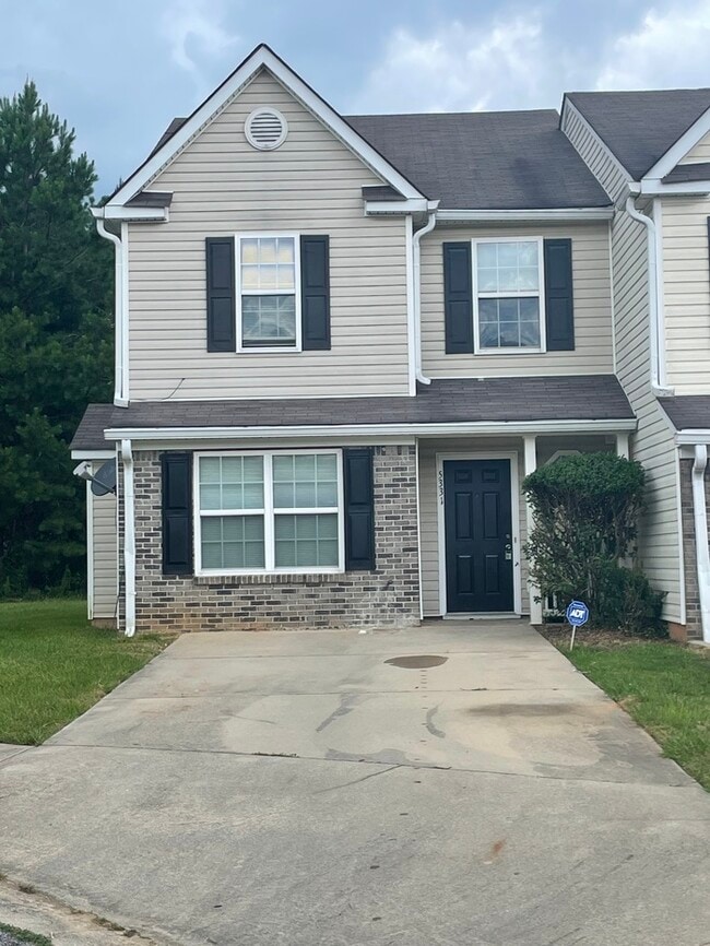 Building Photo - Very Spacious Townhome!!