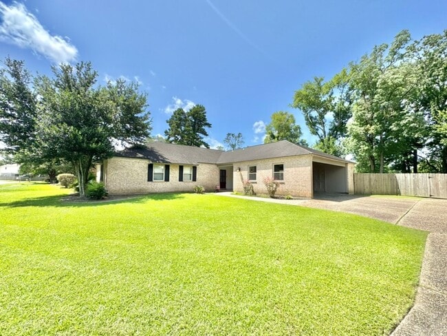 Building Photo - Beautiful 3BR/2BA Home with Sunroom, Formal Dining & Large Backyard