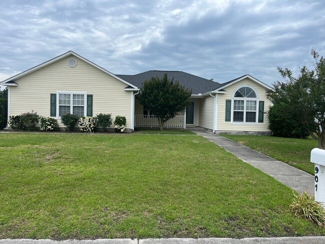 Building Photo - Charming Home with 2 car garage in Great Neighborhood