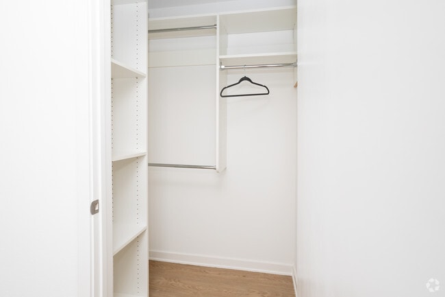 1BR, 1BA- 634 SF