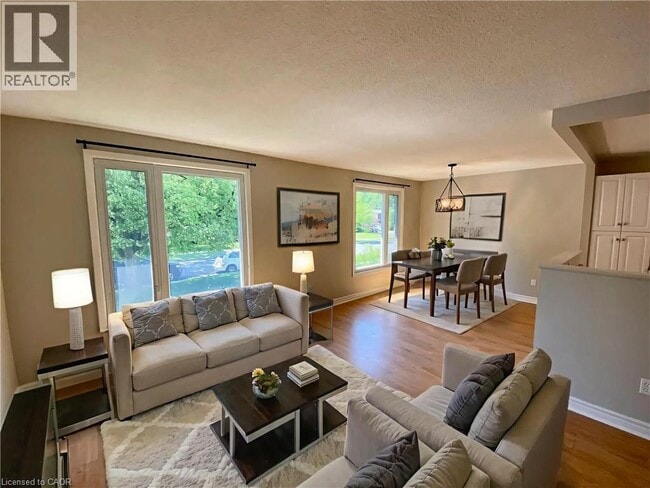 Photo - 92 Leaside Dr
