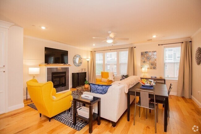 Building Photo - 1002 Tremont St Unit 1 Rental