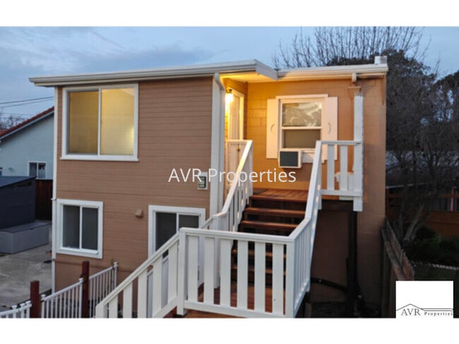 Photo - Beautiful downtown elevated studio with full kitchen