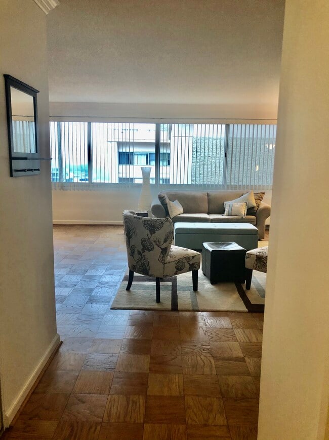 Impressively welcoming entry - 5500 Friendship Blvd Unidad 2412N