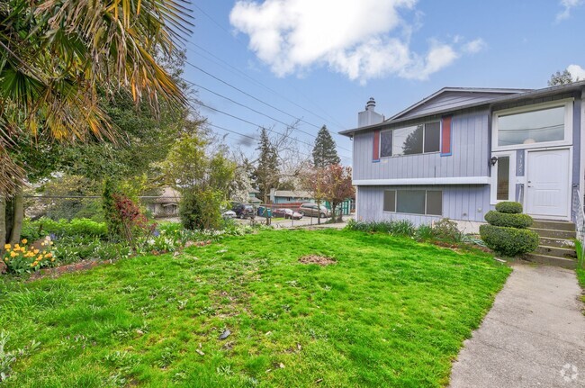 Building Photo - Charming 4 Bedroom 2 Bath single family ho... Rental