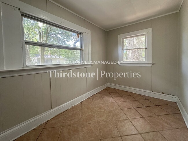Photo - 920 Alderside St