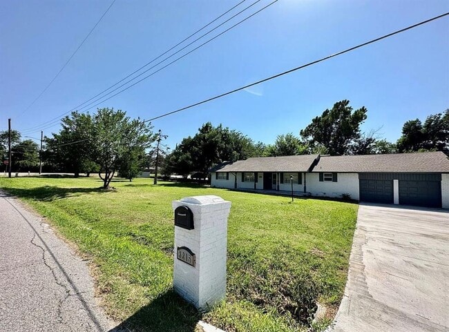 Building Photo - 3215 Oakwood Dr