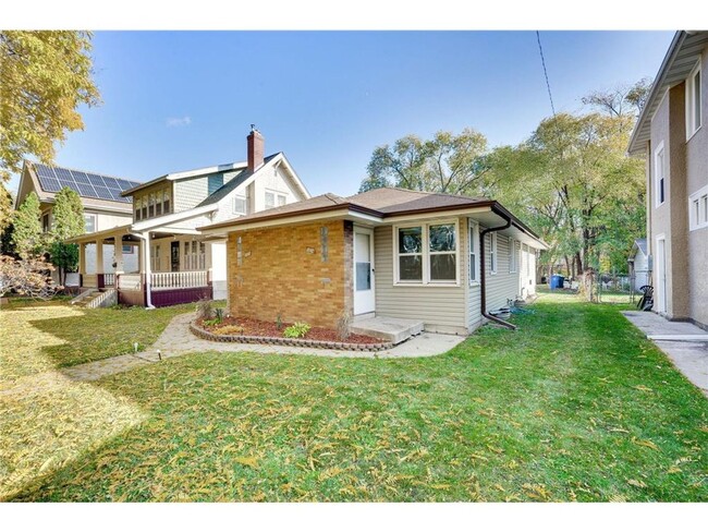 Large 1 bedroom side by side - Section 8 a... - Large 1 bedroom side by side - Section 8 a... Apartment Unit 1826 Irving Ave N