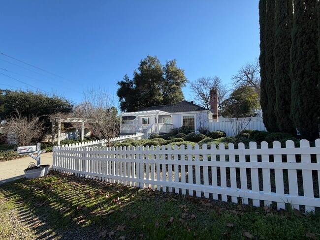 Building Photo - 416 6th St