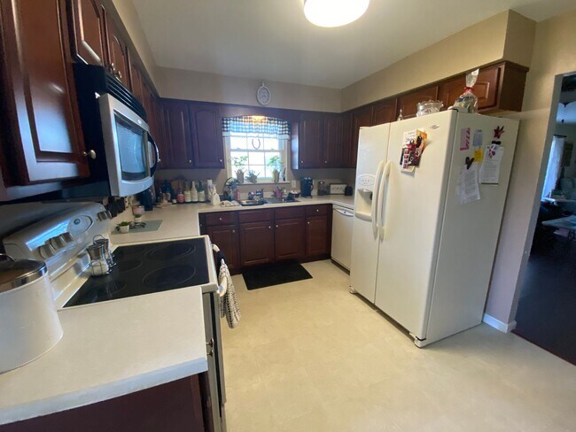 Photo - 206 N Bickett Rd, Xenia, Ohio 45385