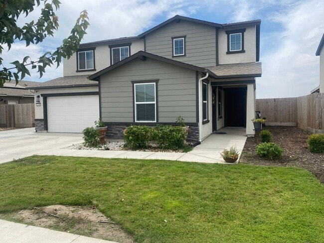 Building Photo - Spacious 5 Bedroom 4 Bathroom in Tulare!!