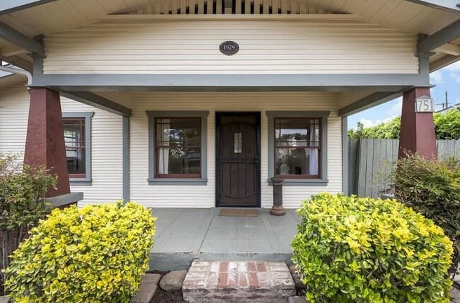 Photo - 751 W 7th Ave