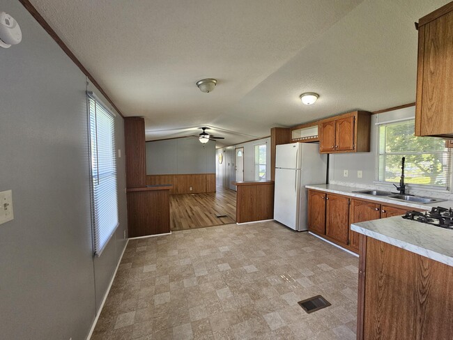 60 Noble Ln