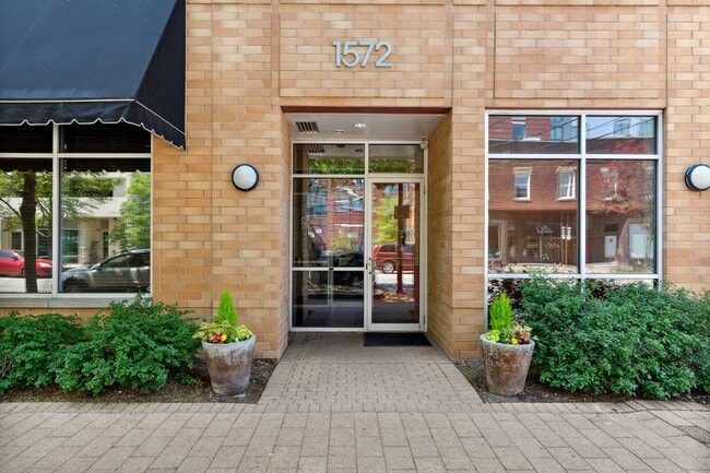 Entrada del edificio - 1572 Maple Ave Unidad 304