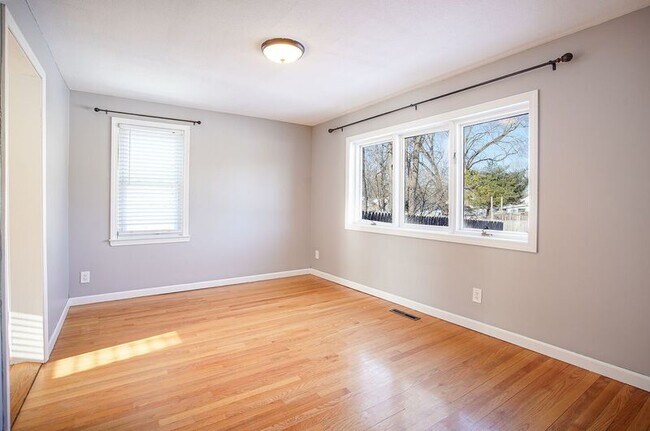 Photo - 40 Lealand Ave