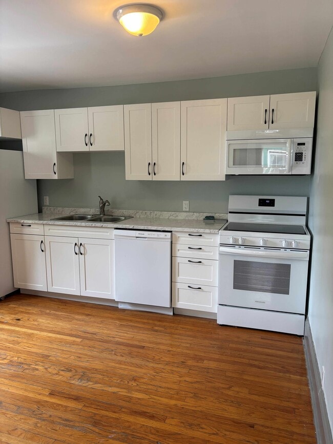 Photo - 329 Christina St N Unit Upper