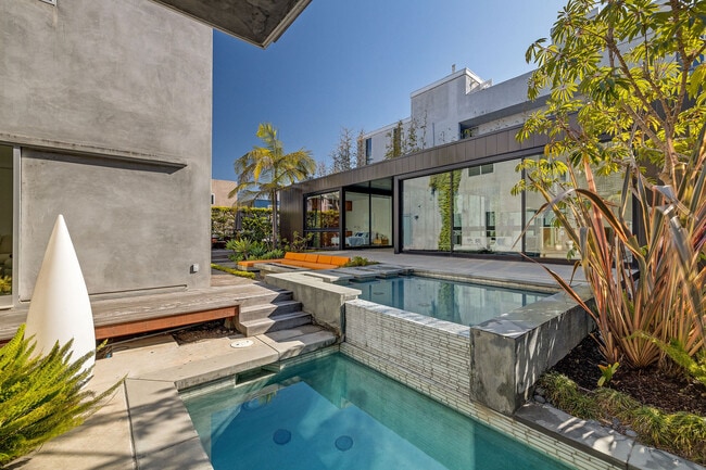 Building Photo - 27 Driftwood St