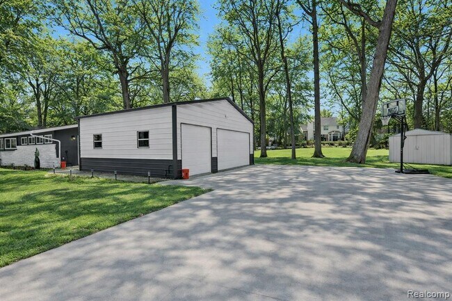 Photo - 2566 Harrington Rd