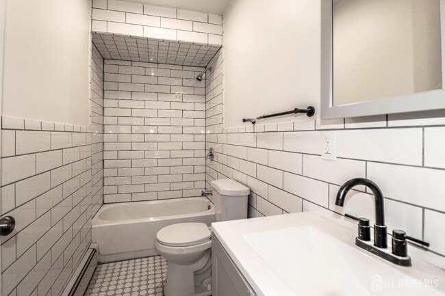 Building Photo - 364 Market St Unit 3F