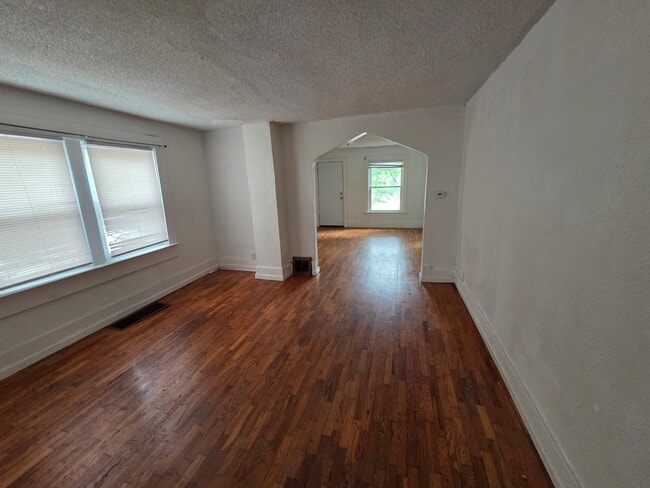 Photo - 118 S Northern Blvd