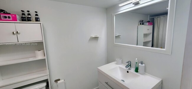 Photo - 555 NE 15th St Unidad 516