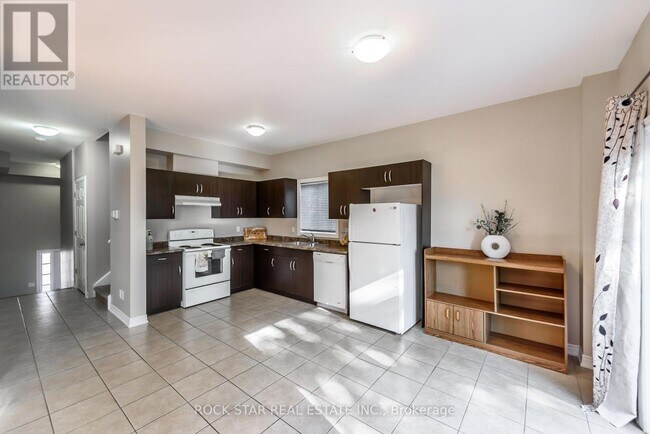 Photo - 81 Wellington St N