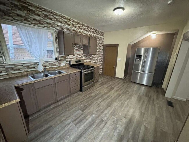 Photo - 526 Paine Ave