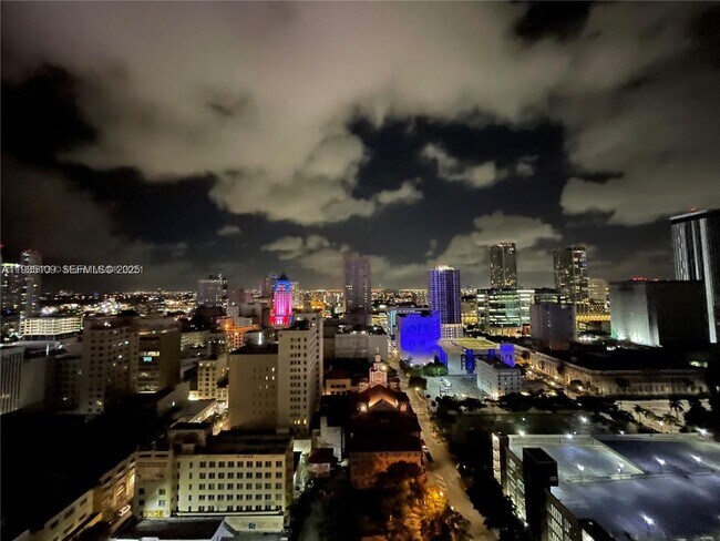 Photo - 133 NE 2nd Ave Unidad 811