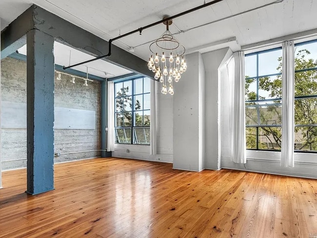 Building Photo - 1500 Park Ave Unit 226