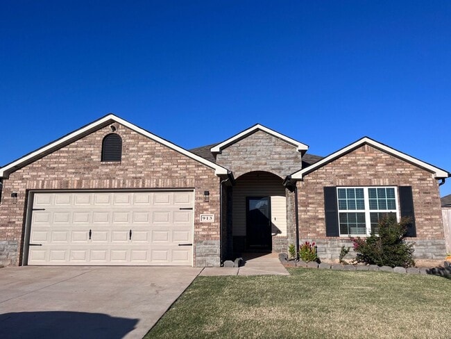 Building Photo - Available now 4 Bed 2 Bath in Mustang!