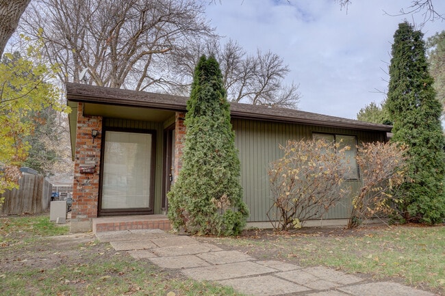 2 bedroom, 1 bath duplex in the North End. - 2 bedroom, 1 bath duplex in the North End. Townhome