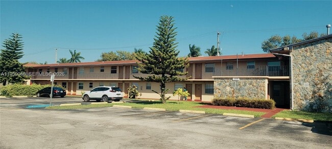 Building Photo - 3905 SW 78th Ct Unit 209