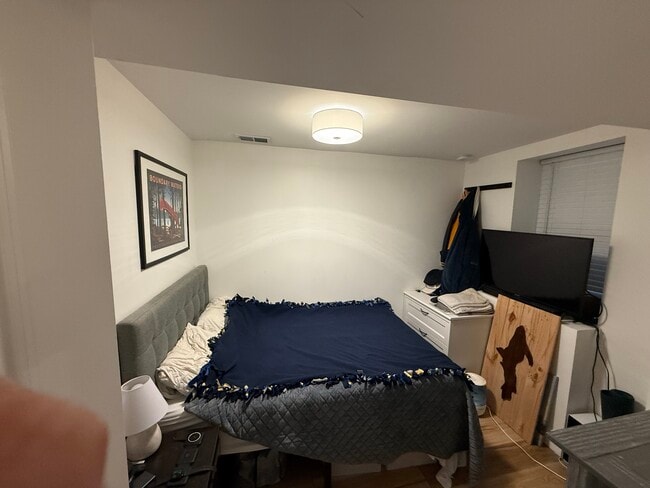 Bedroom - 1401 N Mohawk St Unit CH1