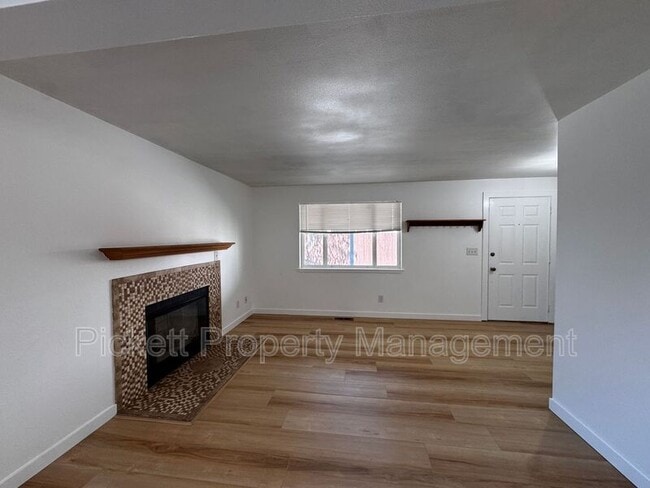 Photo - 600 NE Flagstone Ln
