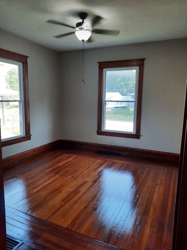 Photo - 1615 Ferry St