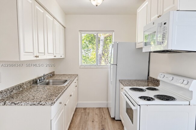 Photo - 300 SE 9th St Unit 4