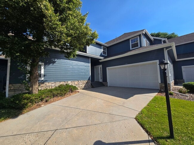 Building Photo - Immaculate and sunny townhome with amazing...