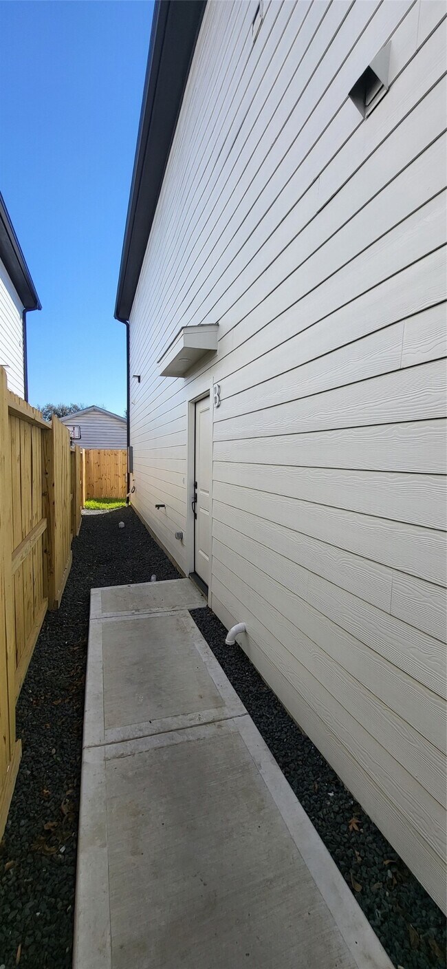 Photo - 1033 North Ln Unit B