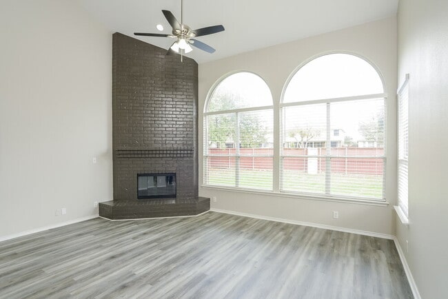 Photo - 121 Yeager Cir