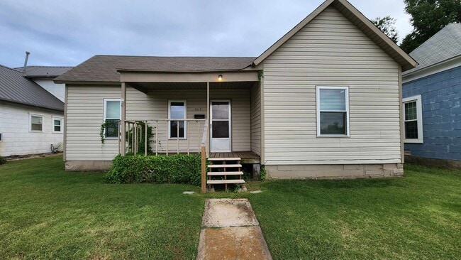 Building Photo - 1613 W Noble Ave