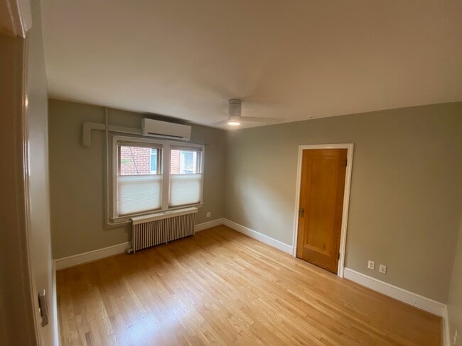 Photo - 909 E St SE Unit 8