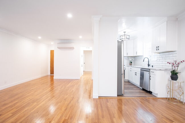 Building Photo - 1211 Detroit N St Unit 2