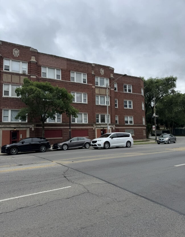 Building Photo - 7735 N Sheridan Rd Unit 3 Rental