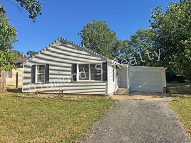 Charming and Clean 2 Bedroom Home Availalbe! - Charming and Clean 2 Bedroom Home Availalbe!