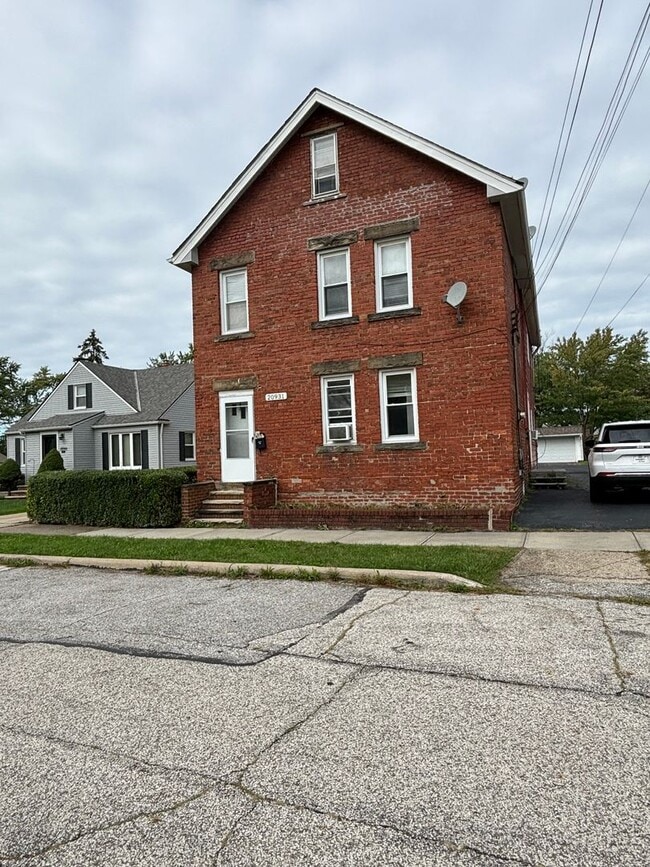 Building Photo - Vine,N.20931 Unit Down