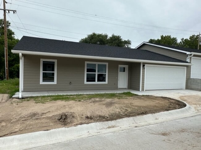 Photo - NEWER BUILD!! 3 Bed/ 2 Bath ~~ Open Floor Plan