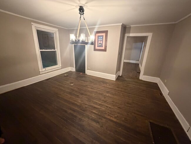 213 W Henderson Dr